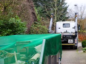 Container und Fahrzeug beim Abtransport nach einer Räumung