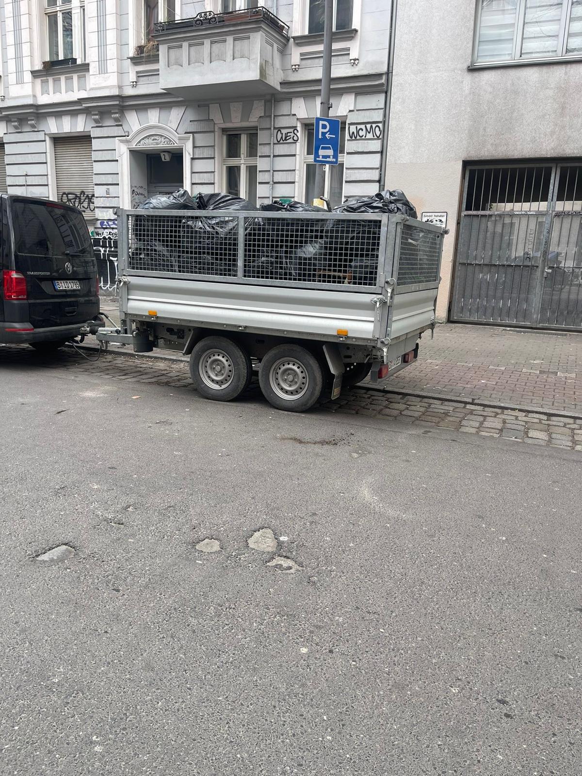 Beladener Anhänger mit verpackten Abfällen beim Abtransport